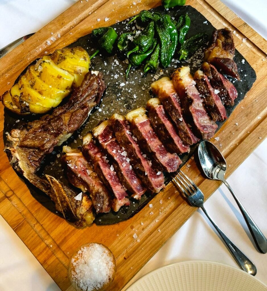 A la Borda Xixerella no només servim plats, creem experiències que deixen empremta. Les nostres vieires, úniques i inconfusibles, s'han convertit en un dels plats més apreciats pels qui ens visiten. Les zamburiñes exclusives són una proposta difícil de trobar en un altre lloc, elaborades amb la passió i l'exigència que defineixen la nostra cuina i el saber fes del nostre Xef Paulo. I què dir del nostre espectacular arròs d'entrecot amb carn madurada Simmental, un dels primers arrossos d'aquest estil que es van començar a elaborar a tot el Principat d’Andorra. Un plat que ha esdevingut una referència per als amants de la bona gastronomia. Sense oblidar el nostre increïble pop amb cremós de patata i aroma de tòfona, una combinació que conquista els paladars més exigents. I que podem dir del Salmó gratinat amb crema de gambes, un plat per al qual molts clients agafa al cotxe i ens visita. El que més ens fa feliços és veure com els nostres clients comparteixen la seva experiència. Cada setmana rebem històries, fotografies i moments que ens omplen d'orgull, i moltes d'aquestes publicacions les compartim perquè formen part de la gran família de la Borda Xixerella. Fa pocs dies vam tenir l'honor de rebre alguns dels creadors de contingut i youtubers més reconeguts del panorama actual, que van escollir la Borda Xixerella per gravar i compartir moments especials. Gràcies a @AuronPlay, @Keyatm, @ElXokas, @Pereira i @Agustin51, i segurament a algun altre que ens deixem, gràcies de nou per confiar en nosaltres. És un privilegi que hàgiu comptat amb la Borda Xixerella per celebrar trobades, reunions i instants que quedaran en el record de tots nosaltres i molta altra gent. Gràcies a tots els que formeu part de la nostra història. Continuarem cuinant amb la mateixa passió de sempre, perquè cada visita sigui una experiència única a Andorra. 📍 Borda Xixerella, el sabor de la tradició amb l'ambició de sorprendre cada dia. #BordaXixerella #AndorraGastronòmica #Vieires #ArròsSimmental #PopAmbTòfona A la Borda Xixerella no només servim plats, creem experiències que deixen empremta.Les nostres vieires, úniques i inconfusibles, s'han convertit en un dels plats més apreciats pels qui ens visiten. Les zamburiñes exclusives són una proposta difícil de trobar en un altre lloc, elaborades amb la passió i l'exigència que defineixen la nostra cuina i el saber fes del nostre Xef Paulo.I què dir del nostre espectacular arròs d'entrecot amb carn madurada Simmental, un dels primers arrossos d'aquest estil que es van començar a elaborar a tot el Principat d’Andorra. Un plat que ha esdevingut una referència per als amants de la bona gastronomia.Sense oblidar el nostre increïble pop amb cremós de patata i aroma de tòfona, una combinació que conquista els paladars més exigents. I que podem dir del Salmó gratinat amb crema de gambes, un plat per al qual molts clients agafa al cotxe i ens visita.El que més ens fa feliços és veure com els nostres clients comparteixen la seva experiència. Cada setmana rebem històries, fotografies i moments que ens omplen d'orgull, i moltes d'aquestes publicacions les compartim perquè formen part de la gran família de la Borda Xixerella.Fa pocs dies vam tenir l'honor de rebre alguns dels creadors de contingut i youtubers més reconeguts del panorama actual, que van escollir la Borda Xixerella per gravar i compartir moments especials. Gràcies a @AuronPlay, @Keyatm, @ElXokas, @Pereira i @Agustin51, i segurament a algun altre que ens deixem, gràcies de nou per confiar en nosaltres.És un privilegi que hàgiu comptat amb la Borda Xixerella per celebrar trobades, reunions i instants que quedaran en el record de tots nosaltres i molta altra gent.Gràcies a tots els que formeu part de la nostra història. Continuarem cuinant amb la mateixa passió de sempre, perquè cada visita sigui una experiència única a Andorra.📍 Borda Xixerella, el sabor de la tradició amb l'ambició de sorprendre cada dia.#BordaXixerella #AndorraGastronòmica #Vieires #ArròsSimmental #PopAmbTòfona