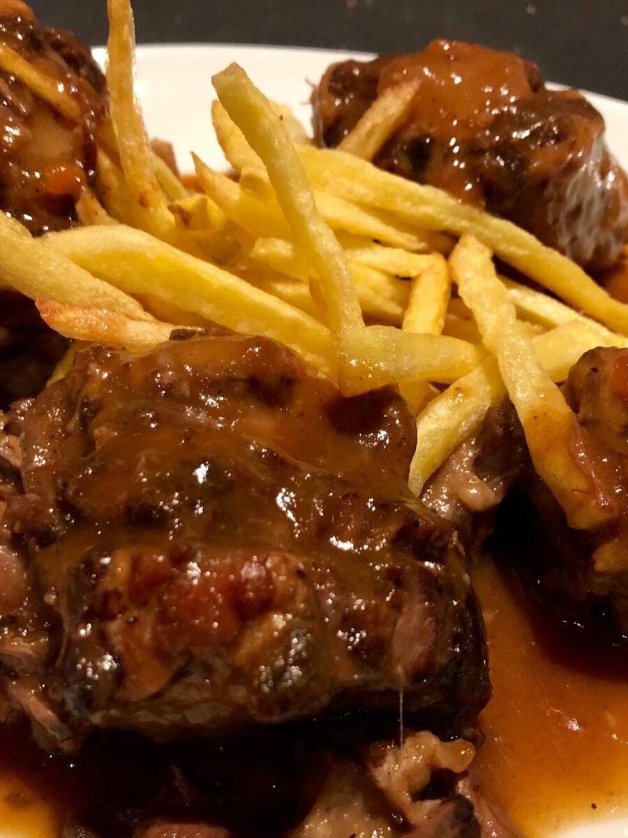 A  Borda Xixerella Restaurant fem la cua de bou guisada amb patates fregides a casa