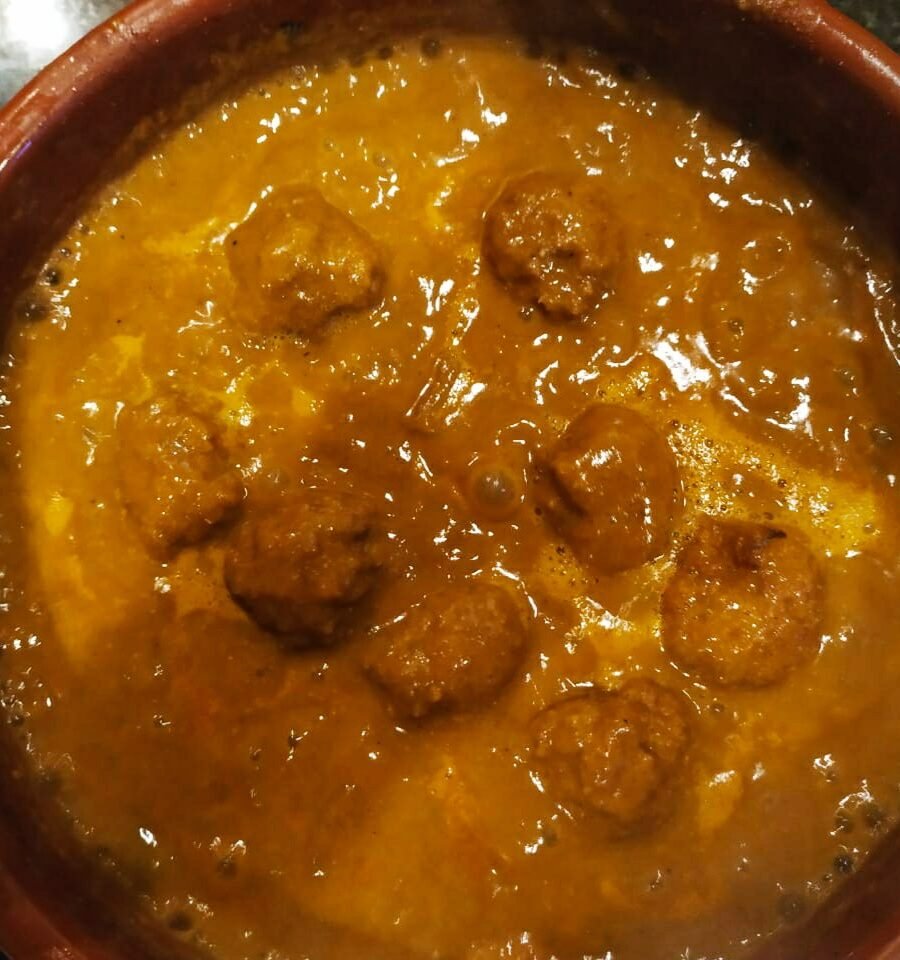 “Sèpia amb mandonguilles” també es podria dir “Mandonguilles amb sèpia”.