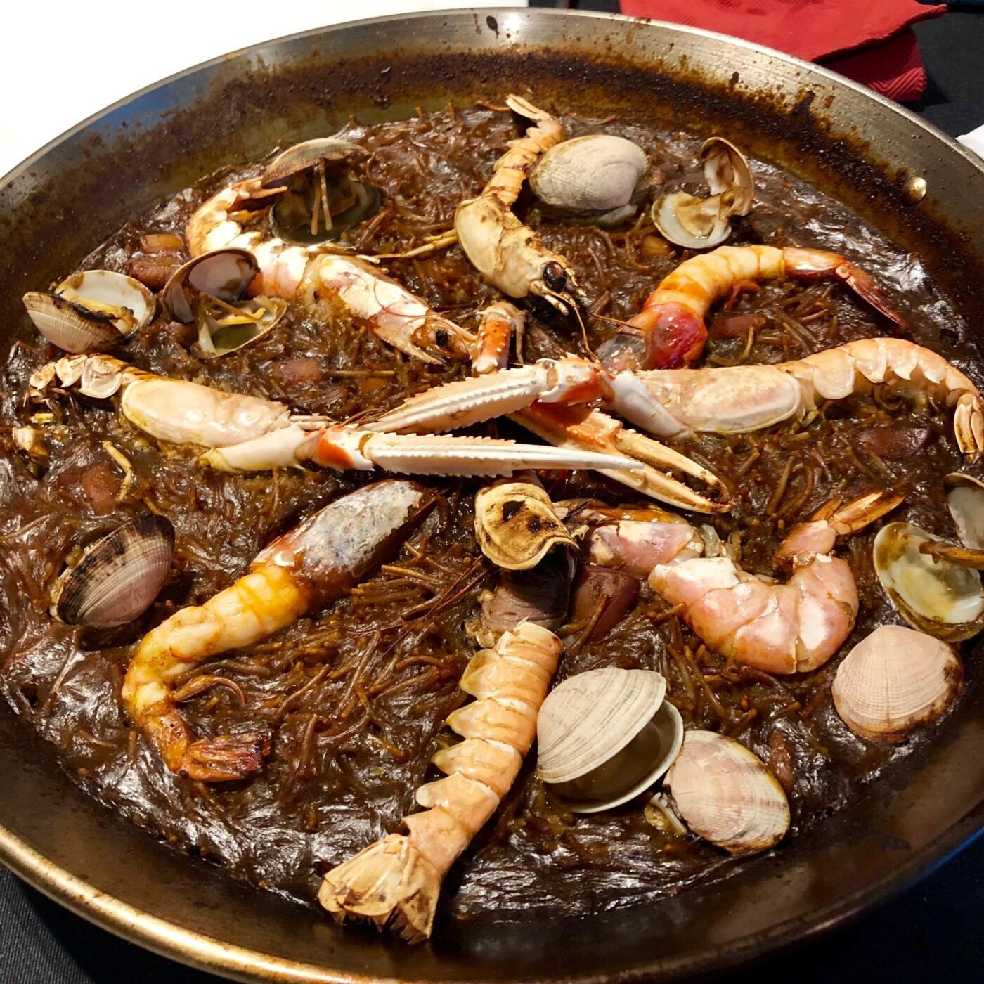 La fideuà, peculiar adaptació de la paella que substitueix l’arròs per fideus, és un plat mariner originari de les costes de la Comunitat Valenciana