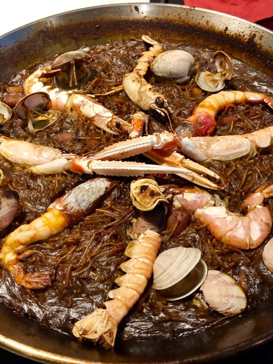 La fideuà, peculiar adaptació de la paella que substitueix l’arròs per fideus, és un plat mariner originari de les costes de la Comunitat Valenciana
