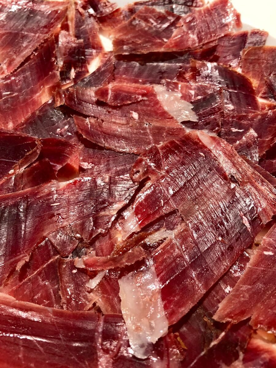 Paelles, carns a la brasa, mariscs, pernil ibèric d’aglà