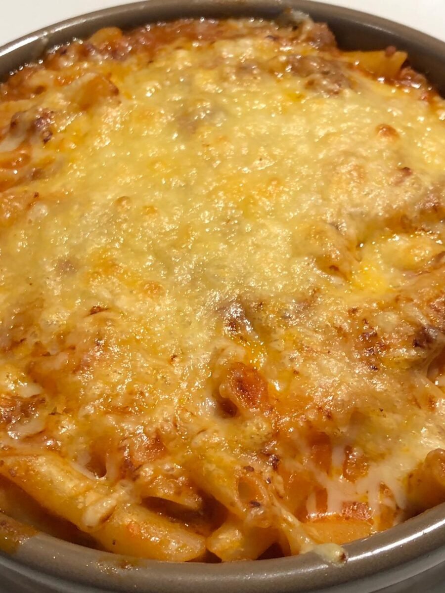 Borda Xixerella también tenemos platos de pasta como los macarrones a la boloñesa gratinados con queso