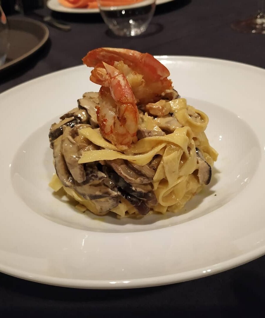 Tallarines con shitake y gamba roja. La pasta es todo un seguro en cualquier plato. Si además la acompañamos de unas deliciosas setas Shitake y gambas, convertimos la «pasta» en algo irresistible.
