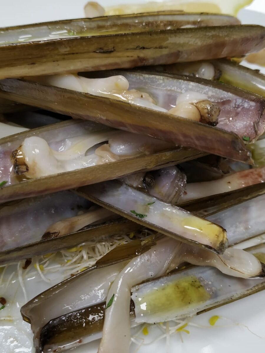 Navajas gallegas a la plancha con vinagreta de ajo y perejil