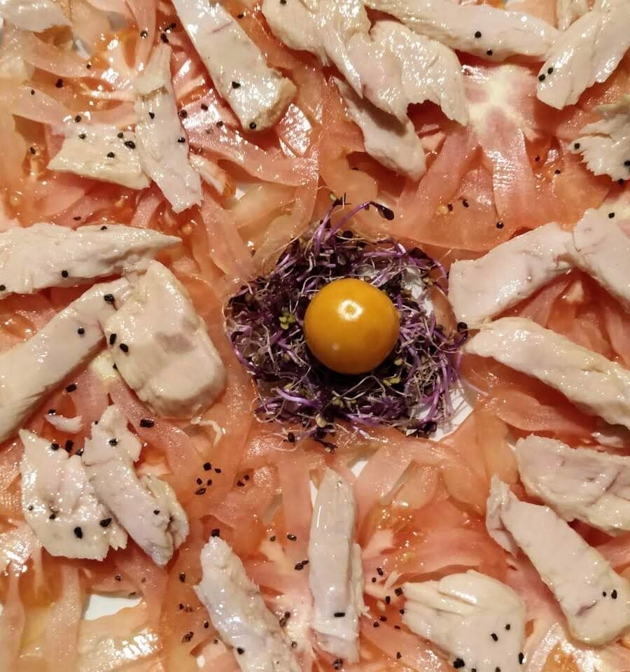 Carpaccio de tomate y auténtico bonito del norte