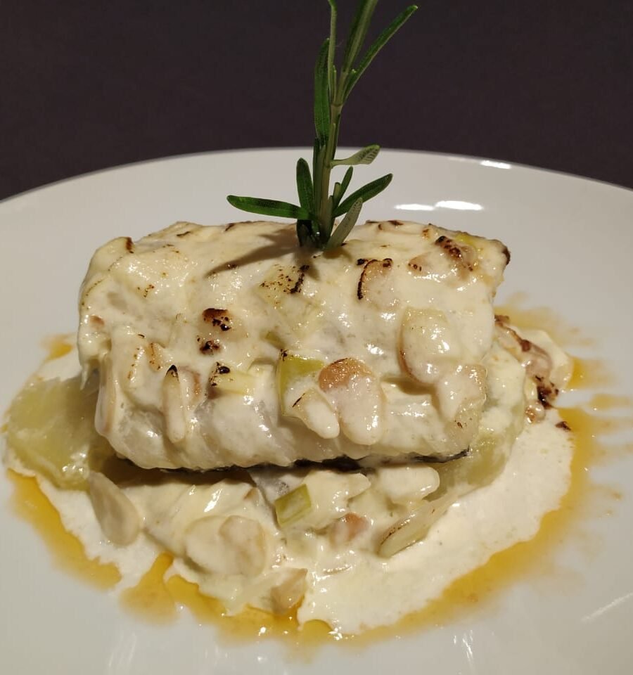 Bacalao al horno con crema de puerros