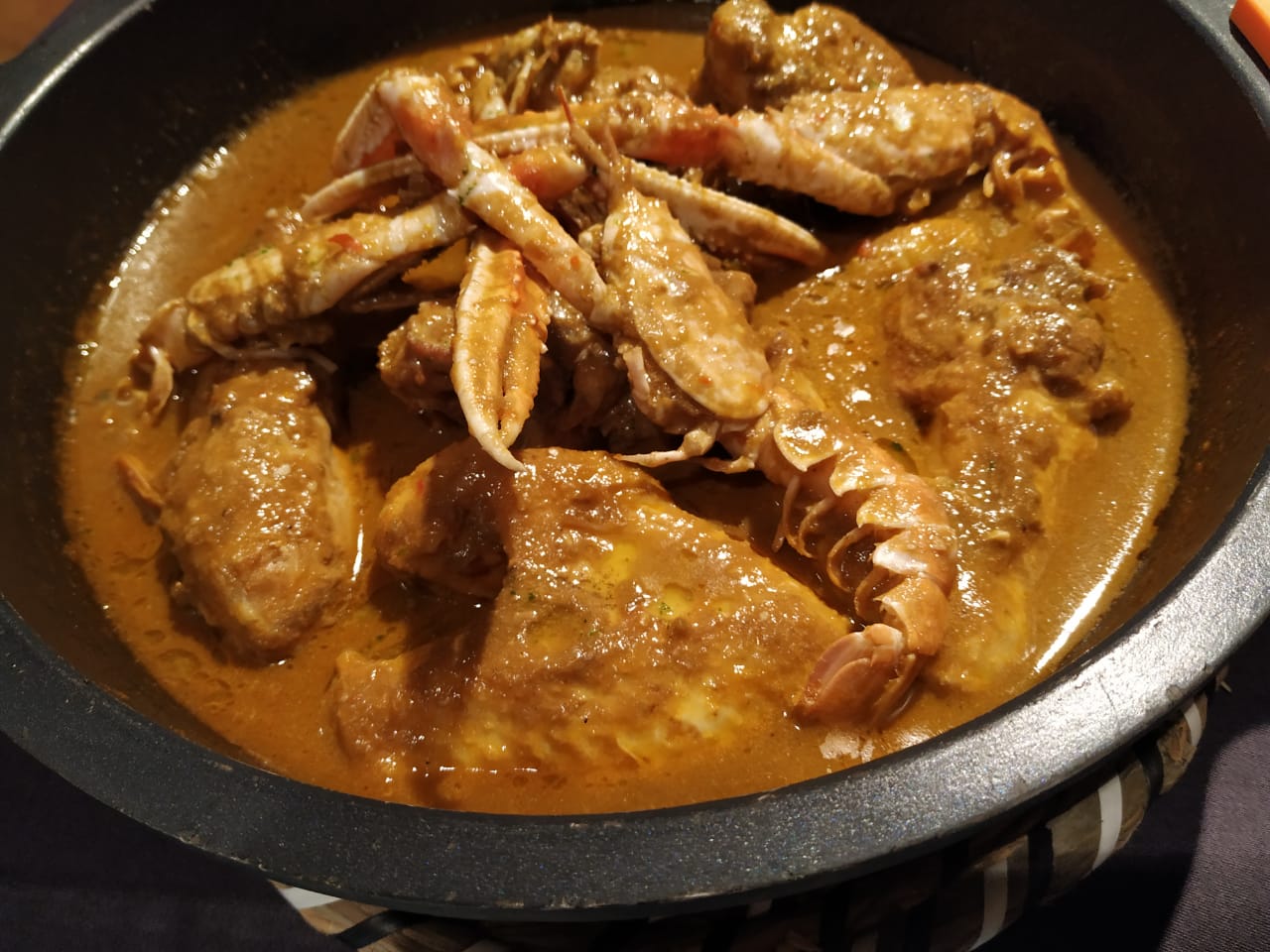 Pollo con cigalas (Pollastre amb escamarlans) El pollo con cigalas es mi receta preferida de la cocina tradicional catalana. Para mí, el mejor mar y montaña del mundo