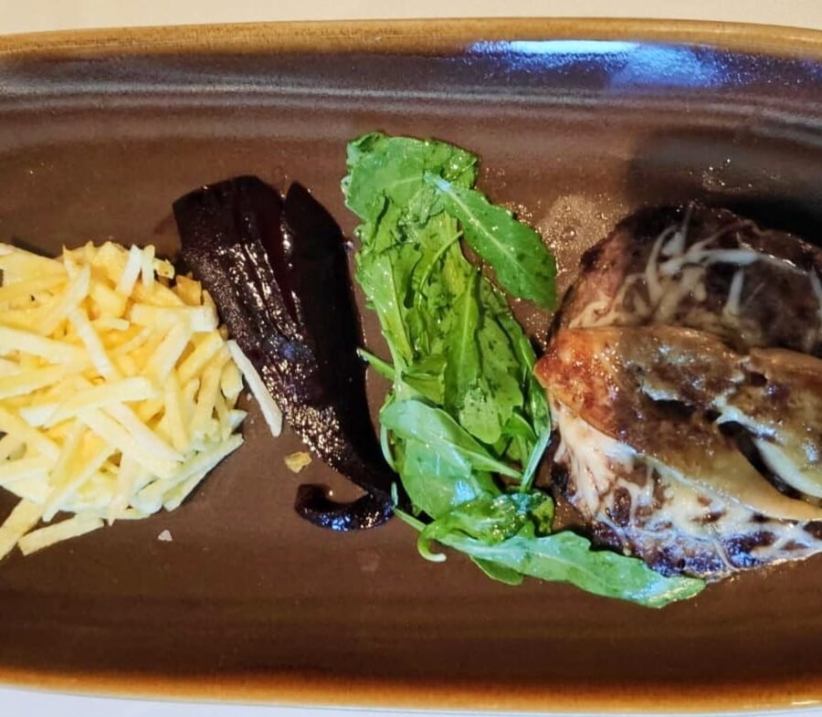 Hamburguesa de magret d’ànec ceba caramel·litzada i «foie gras poêlé
