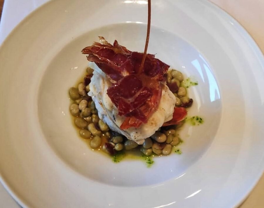 Broqueta de Rap fresc, gambes, favetes «baby» i pernil ibèric de gla.