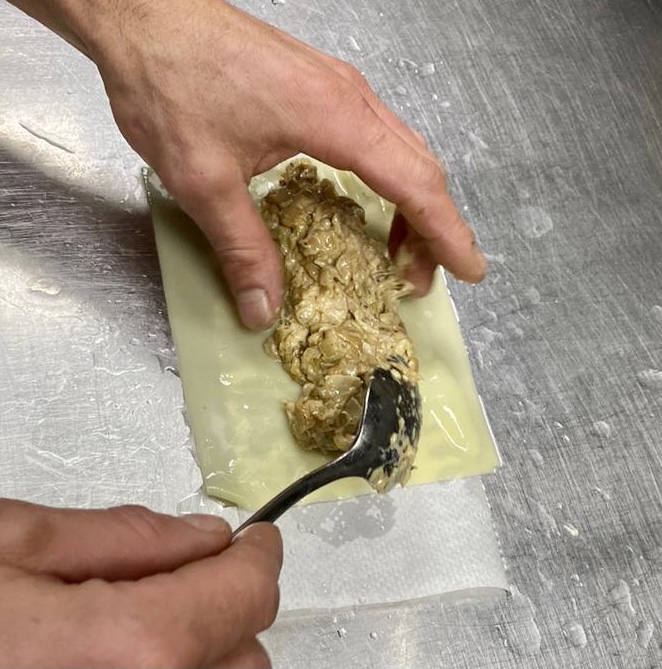 Borda Xixerella Canelons de bolets i "foie" gratinats amb parmesà i oli de trufa. Restaurant de cuina Andorrana, Mediterrània, Internacional i Espanyola plats elaborats amb el saber fer de les antigues receptes de la millor cuina de muntanya. Reserves: Tel. +376841100 Crta.de Pal, 6. ERTS - AD400 LA MASSANA | XIXERELLA ANDORRA | BORDA TÍPICA ANDORRANA Poseu a sofregir amb una mica d’oli la ceba tallada ben fina. Quan comenci a daurar-se, separeu-la en dues parts. A la primera, afegiu-hi els xampinyons i les gírgoles tallades en làmines ben fines, sal i pebre. Deixeu-ho coure a foc lent durant 10 minuts. Afegiu-hi el foie-gras i remeneu-ho bé fins que quedi una pasta uniforme i Farciu-ne els canelons. A la segona part de la ceba, afegiu-hi els ceps remullats, l’aigua de remullar-los, sal i pebre. Deixeu-ho coure uns cinc minuts. Afegiu-hi 300 ml de llet i deixeu que arrenqui el bull. Al cap d’un minut, tritureu-ho amb la batedora, ajusteu el punt de sal i espessiu aquesta salsa amb xantana (amb una o dues cullerades de cafè, serà suficient. Utilitzeu la batedora per desfer bé la xantana). Escalfeu els canelons al forn, amb la salsa de ceps pel damunt, sense gratinar-ho. Afegiu-hi una mica de formatge parmesà ratllat just abans de servir-ho.