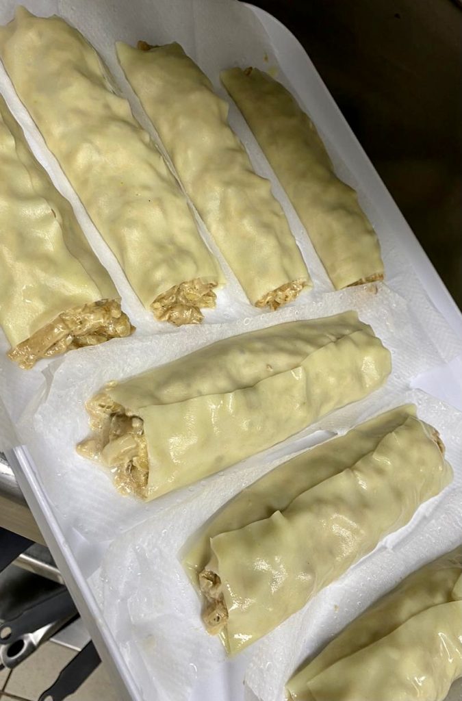 Borda Xixerella Canelons de bolets i "foie" gratinats amb parmesà i oli de trufa. Restaurant de cuina Andorrana, Mediterrània, Internacional i Espanyola plats elaborats amb el saber fer de les antigues receptes de la millor cuina de muntanya. Reserves: Tel. +376841100 Crta.de Pal, 6. ERTS - AD400 LA MASSANA | XIXERELLA ANDORRA | BORDA TÍPICA ANDORRANA Poseu a sofregir amb una mica d’oli la ceba tallada ben fina. Quan comenci a daurar-se, separeu-la en dues parts. A la primera, afegiu-hi els xampinyons i les gírgoles tallades en làmines ben fines, sal i pebre. Deixeu-ho coure a foc lent durant 10 minuts. Afegiu-hi el foie-gras i remeneu-ho bé fins que quedi una pasta uniforme i Farciu-ne els canelons. A la segona part de la ceba, afegiu-hi els ceps remullats, l’aigua de remullar-los, sal i pebre. Deixeu-ho coure uns cinc minuts. Afegiu-hi 300 ml de llet i deixeu que arrenqui el bull. Al cap d’un minut, tritureu-ho amb la batedora, ajusteu el punt de sal i espessiu aquesta salsa amb xantana (amb una o dues cullerades de cafè, serà suficient. Utilitzeu la batedora per desfer bé la xantana). Escalfeu els canelons al forn, amb la salsa de ceps pel damunt, sense gratinar-ho. Afegiu-hi una mica de formatge parmesà ratllat just abans de servir-ho.