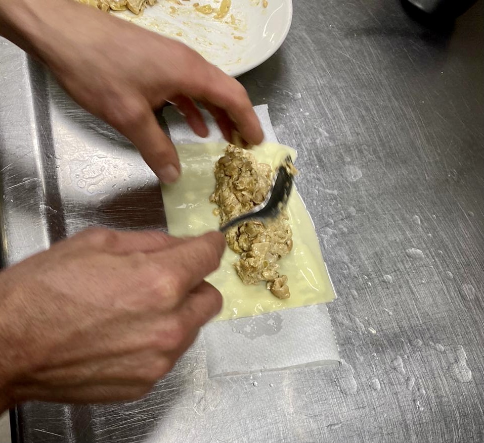 Borda Xixerella Canelons de bolets i "foie" gratinats amb parmesà i oli de trufa. Restaurant de cuina Andorrana, Mediterrània, Internacional i Espanyola plats elaborats amb el saber fer de les antigues receptes de la millor cuina de muntanya. Reserves: Tel. +376841100 Crta.de Pal, 6. ERTS - AD400 LA MASSANA | XIXERELLA ANDORRA | BORDA TÍPICA ANDORRANA Poseu a sofregir amb una mica d’oli la ceba tallada ben fina. Quan comenci a daurar-se, separeu-la en dues parts. A la primera, afegiu-hi els xampinyons i les gírgoles tallades en làmines ben fines, sal i pebre. Deixeu-ho coure a foc lent durant 10 minuts. Afegiu-hi el foie-gras i remeneu-ho bé fins que quedi una pasta uniforme i Farciu-ne els canelons. A la segona part de la ceba, afegiu-hi els ceps remullats, l’aigua de remullar-los, sal i pebre. Deixeu-ho coure uns cinc minuts. Afegiu-hi 300 ml de llet i deixeu que arrenqui el bull. Al cap d’un minut, tritureu-ho amb la batedora, ajusteu el punt de sal i espessiu aquesta salsa amb xantana (amb una o dues cullerades de cafè, serà suficient. Utilitzeu la batedora per desfer bé la xantana). Escalfeu els canelons al forn, amb la salsa de ceps pel damunt, sense gratinar-ho. Afegiu-hi una mica de formatge parmesà ratllat just abans de servir-ho.