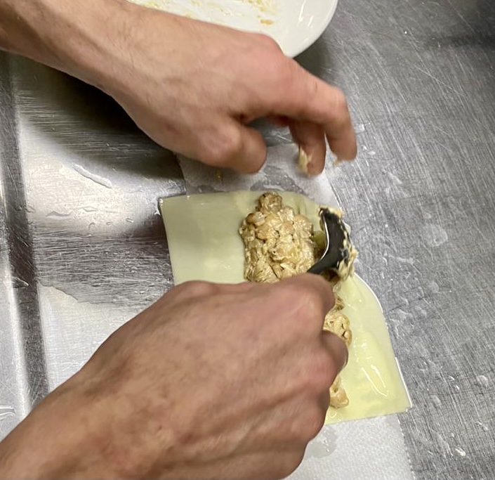 Borda Xixerella Canelons de bolets i "foie" gratinats amb parmesà i oli de trufa. Restaurant de cuina Andorrana, Mediterrània, Internacional i Espanyola plats elaborats amb el saber fer de les antigues receptes de la millor cuina de muntanya. Reserves: Tel. +376841100 Crta.de Pal, 6. ERTS - AD400 LA MASSANA | XIXERELLA ANDORRA | BORDA TÍPICA ANDORRANA Poseu a sofregir amb una mica d’oli la ceba tallada ben fina. Quan comenci a daurar-se, separeu-la en dues parts. A la primera, afegiu-hi els xampinyons i les gírgoles tallades en làmines ben fines, sal i pebre. Deixeu-ho coure a foc lent durant 10 minuts. Afegiu-hi el foie-gras i remeneu-ho bé fins que quedi una pasta uniforme i Farciu-ne els canelons. A la segona part de la ceba, afegiu-hi els ceps remullats, l’aigua de remullar-los, sal i pebre. Deixeu-ho coure uns cinc minuts. Afegiu-hi 300 ml de llet i deixeu que arrenqui el bull. Al cap d’un minut, tritureu-ho amb la batedora, ajusteu el punt de sal i espessiu aquesta salsa amb xantana (amb una o dues cullerades de cafè, serà suficient. Utilitzeu la batedora per desfer bé la xantana). Escalfeu els canelons al forn, amb la salsa de ceps pel damunt, sense gratinar-ho. Afegiu-hi una mica de formatge parmesà ratllat just abans de servir-ho.