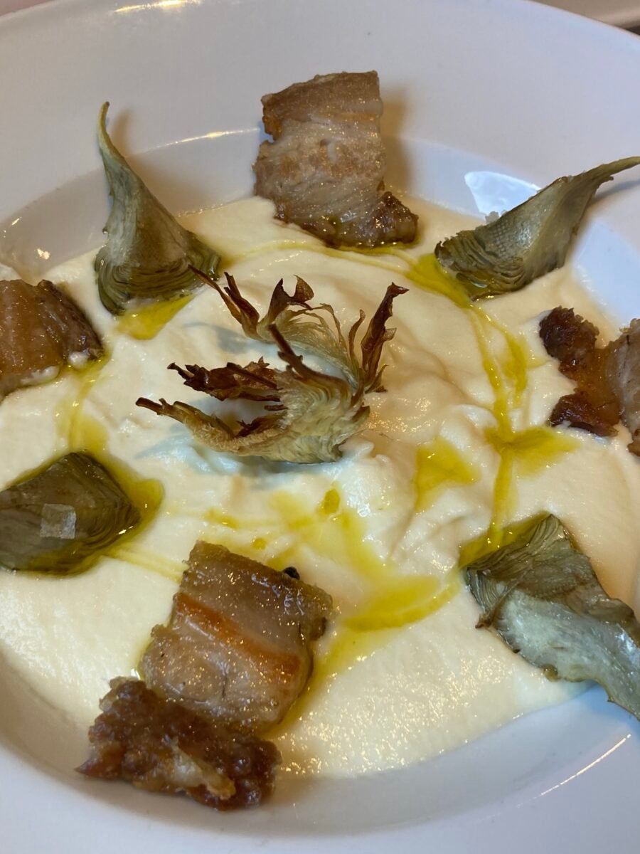 Textura de coliflor amb oli d’oliva verge extra, xips de carxofa i cansalada ibèrica confitada