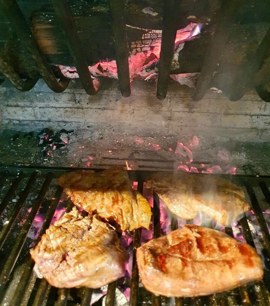 Un racó ideal per a compartir unes bones carns a la brasa, entrecots, magret etc.