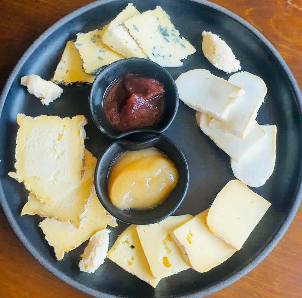 Intentem preparar el plat de formatge perfecte de postres o d'entrant. Els atractius plats de formatge sempre criden l'atenció: al brunch, a l'hora de l'aperitiu o al bufet de postres.