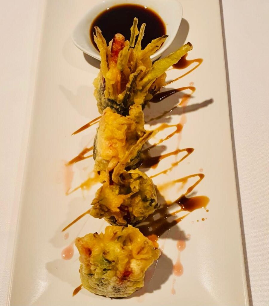 Tempura de verdura baby y alga nori con salsa de soja.