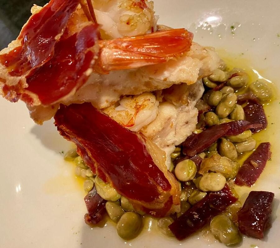 Broqueta de rap i gambes amb favetes «baby» i pernil d’aglà