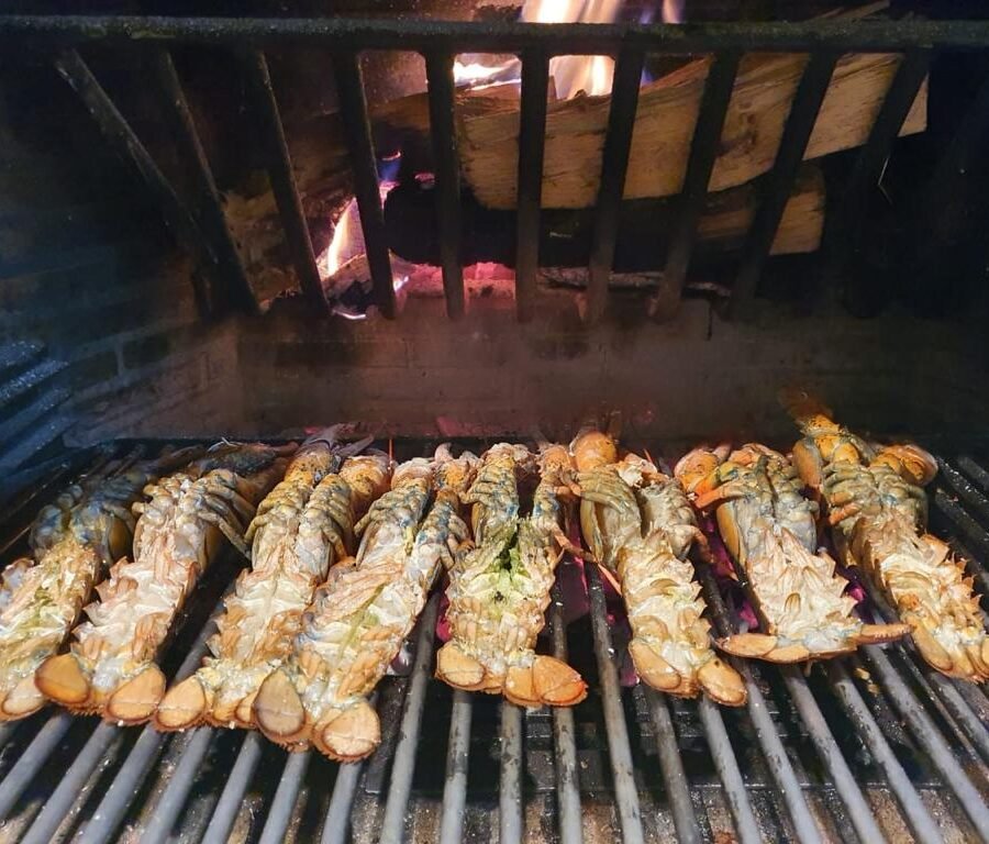 La brasa és una de les millors formes de cuinar un llamàntol fresc salvatge d’origen gallec