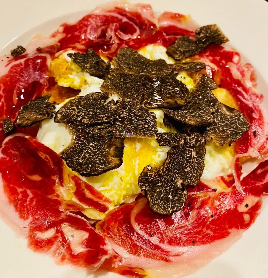 Ous estrellats amb pernil ibèric d’aglà i trufa negre