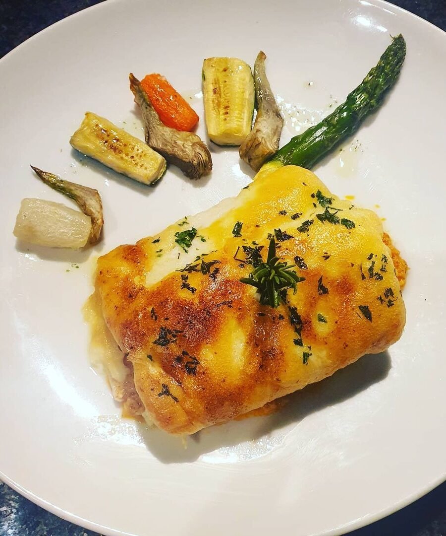 Bacallà gratinat amb allioli i guarnició de verduretes a la brasa