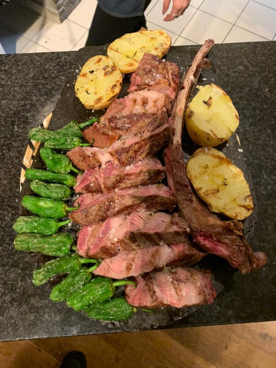 Tomahawk Steak. Es lo mismo que un chuletón dejando el hueso de la costilla limpio de grasa
