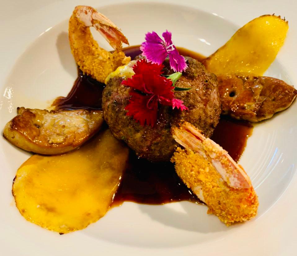 Albóndiga gigante de magret de pato con corazón de mango "foie poêle" y gamba roja rebozada con cacahuetes