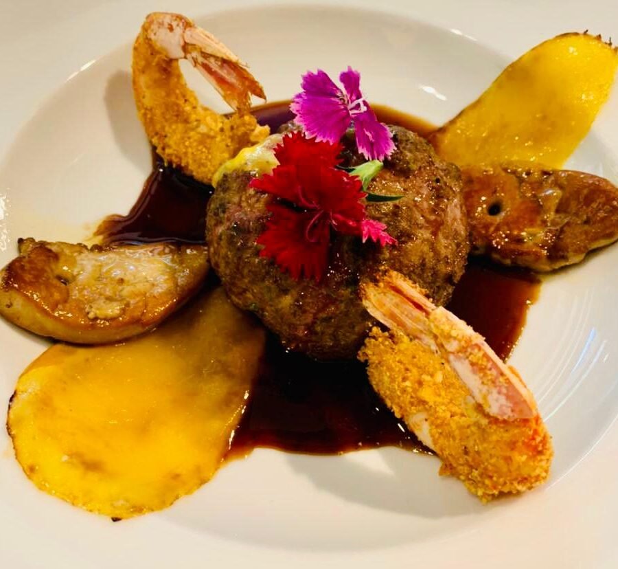 Albóndiga gigante de magret de pato con corazón de mango «foie poêle» y gamba roja rebozada con cacahuetes