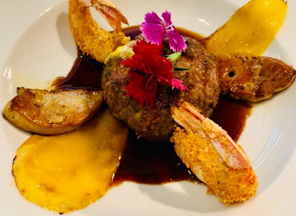 Albóndiga gigante de magret de pato con corazón de mango "foie poêle" y gamba roja rebozada con cacahuetes