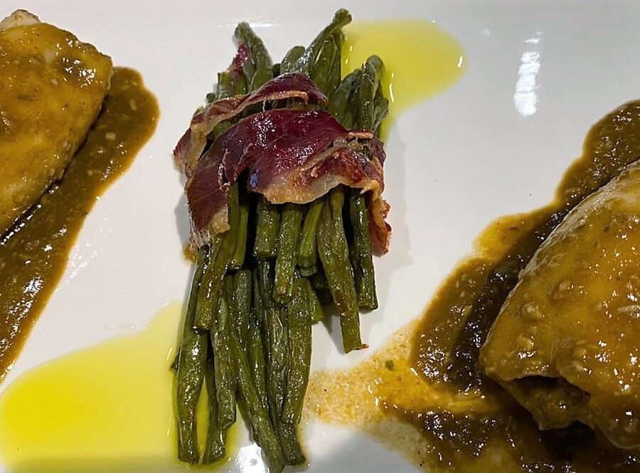 Calamares de playa rellenos de rape fresco con bouquet de espárragos trigueros y jamón ibérico.