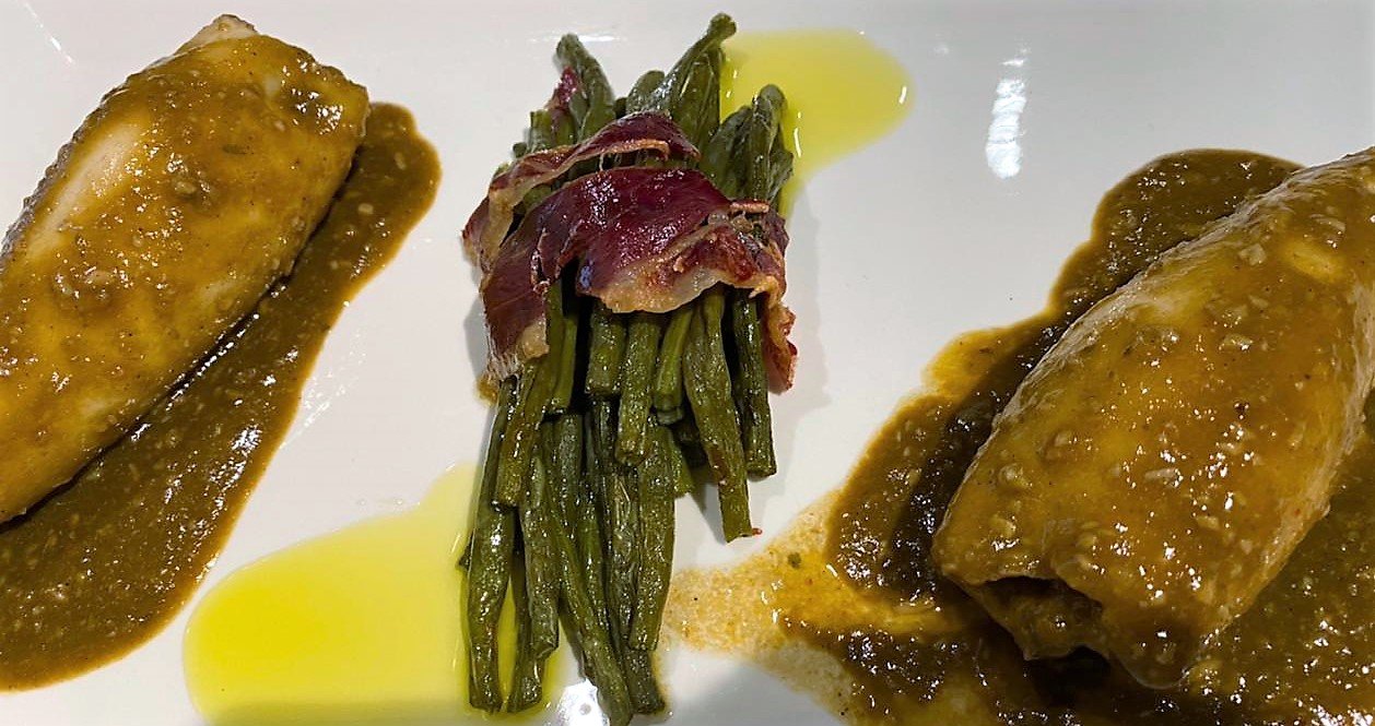 Calamares de playa rellenos de rape fresco con bouquet de espárragos trigueros y jamón ibérico.
