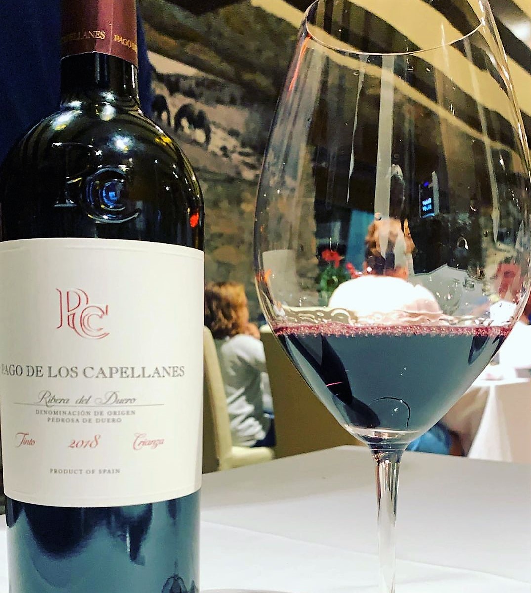 Pago de los Capellanes Crianza 2018 Ribera del Duero es un vino tinto maduro con aromas de fruta roja en compota, notas balsámicas y toques tostados