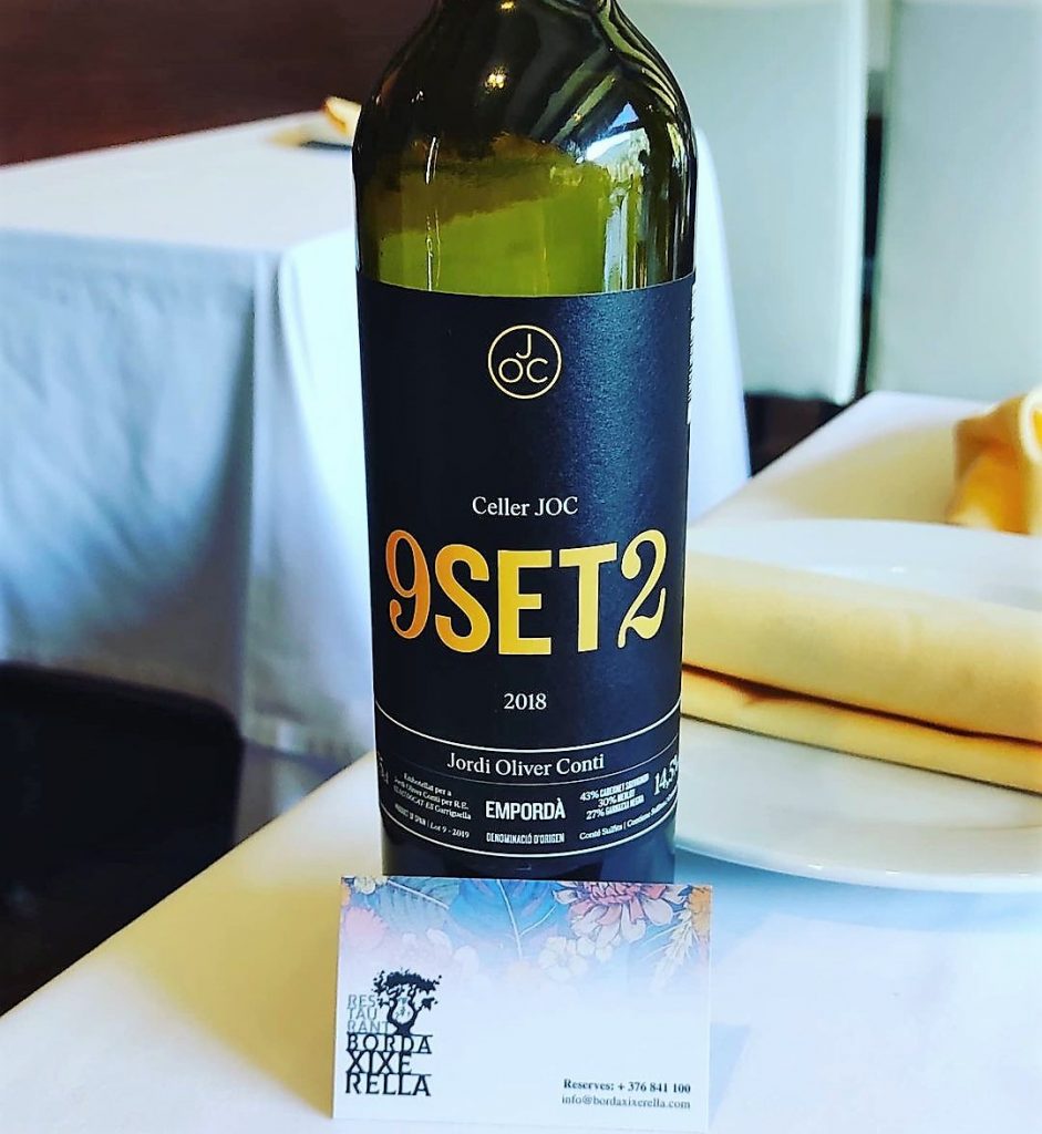 Vino Joc 9Set2 2019 Tipo Vino Tinto Joven con crianza. Origen Empordà (España) Vino elaborado en Garriguella de viñedos seleccionados por Jordi Oliver en terrenos marcadamente arcillosos, con granito y pizarra.
