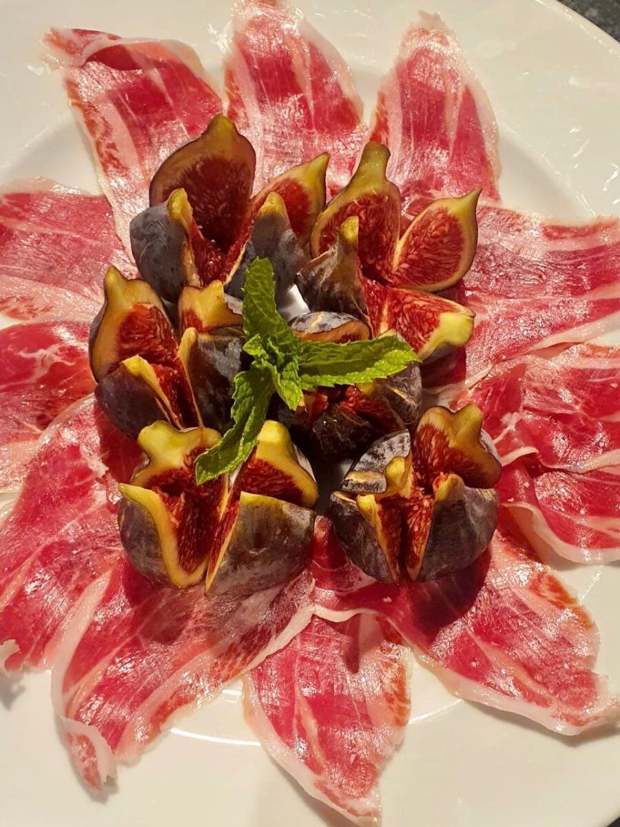 Figues de coll de dama amb pernil ibèric d’aglà