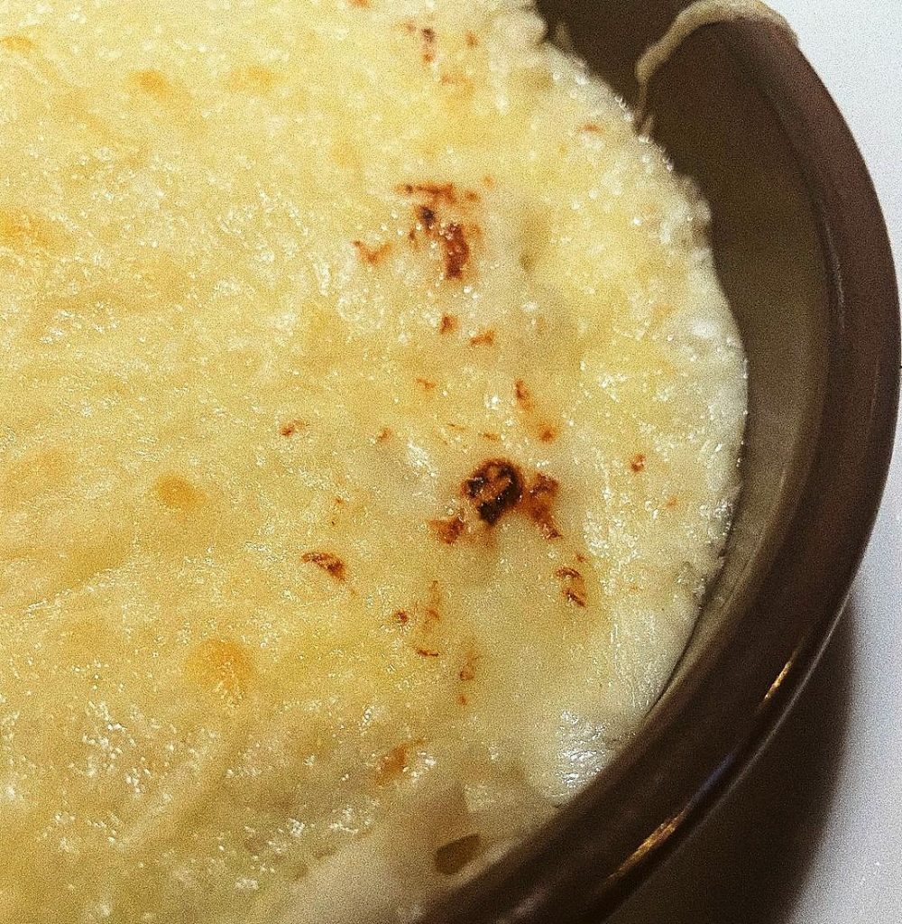 Trinxat de la Borda Xixerella. El plat més típic de la Cerdanya i d’Andorra és el Trinxat, que està fet amb cols d'hivern, trumfes (patates) i rosta (cansalada). Aquest plat se serveix calent i, si en sobra, es passa per la paella juntament amb uns grans d'all. També se'n fa a Andorra i l'Urgellet. Cerdans. Els cerdans són dolços de pasta seca amb avellanes i anís. Mel i melmelada. La Mel de la Cerdanya és una mel d'elaboració artesanal feta a la Cerdanya. La melmelada és un altre producte típic de la Cerdanya considerada d'alta qualitat, emprant els fruits del bosc com ara els aranyons. La mel d’andorra és molt similar a la mel de la Cerdanya. Formatge i mantega. El Formatge i la Mantega de l'Alt Urgell i la Cerdanya es creen a partir de la llet de vaca de raça frisona de granges ramaderes urgellenques i cerdanes. Es un formatge i una mantega molt consumides a Andorra. Embotits. Els embotits inclouen el pa de fetge, el paltruc i la llonganissa de pagès. Ara també tenim molt bons embotits artesans a andorra com els embotits Escaubells o els de cal Jordi. Tiró amb naps. El Tiró amb Naps és propi de la diada de Tots Sants. Té un condiment molt important: els naps, amb preferència de Talltendre (són uns naps negres diferents dels que s'acostuma a veure, que només es troben a la Cerdanya). Per fer el plat es necessita tiró (ànec), naps i un sofregit d'all, ceba i vi blanc. Pastís de Ceps. El Pastís de Ceps (bolets) està compost de ceps, vi ranci, ous, ceba, llet, mantega, oli d'oliva, sal, pebre negre en pols i salsa beixamel. A més a Andorra trobareu tota mena de plats fets amb ceps i a la Borda Xixerella en som un exemple. Conill amb moixerons. Un plat propi de tardor i l’hivern és el Conill amb Moixerons (bolets que no s'han de confondre amb els moixernons). Està fet de conill trossejat, salat i enfarinat. Es fregeix en una paella. Altres plats típics coques saginoses. A base de sucre, sagí, farina i ous, són llargues i individuals. oca amb peres. fetge amb agredolç. recuit. truita d'embotits. Sopa de la Cerdanya. Escudella barrejada d’andorra. Tiró (Ànec) amb naps. Llapí (conill) amb cremalloles. Truites de riu a la llosa. Confitura de Garraus o "Picaculs". Begudes típiques Vi de Santa Llocaia anomenat "Clos Cal Mateu". Ingredients bàsics. Verdures: nap de Talltendre típic de Capmany, patata, col. Fruites: peres, poma, préssec, cireres, aranyons, codonys, sobretot a la Bisbal. Rovellons, ceps, "corrioletes" (cama-secs). Nous. Embotits. Salaó i peix (seitó) de l'Escala.