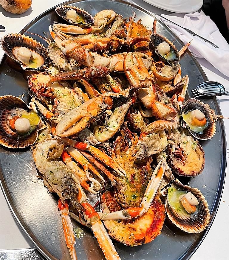 A la Borda Xixerella també podeu gaudir possiblement les millor mariscades de les Vall del Nord, no hi ha una altra Borda o Restaurant a la zona amb la qualitat de peix i marisc que oferim a la borda xixerella.