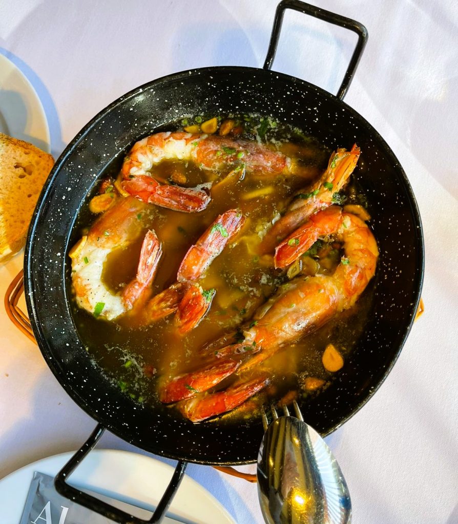 La nostra història com un dels millors restaurants d’Andorra, segons diuen els nostres clients, comença un dia abans del confinament del 2019, vàrem signar els documents, assumir el personal i tot el que això implica… i la pandèmia ens va tancar. Finalment, vàrem poder obrir el 26 de juny de l’any 2019. Borda Xixerella és un Restaurant de cuina Andorrana, Mediterrània, Internacional i Espanyola.
