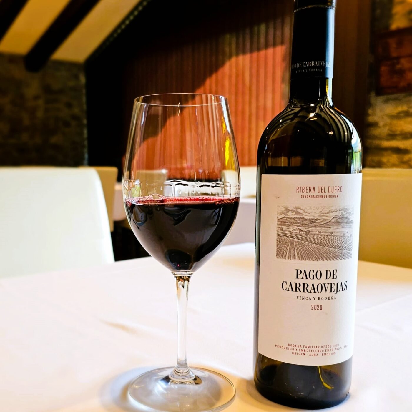 Pago de Carraovejas es un tinto clásico de Ribera del Duero elaborado con un coupage de tinto fino (tempranillo), cabernet sauvignon y merlotes