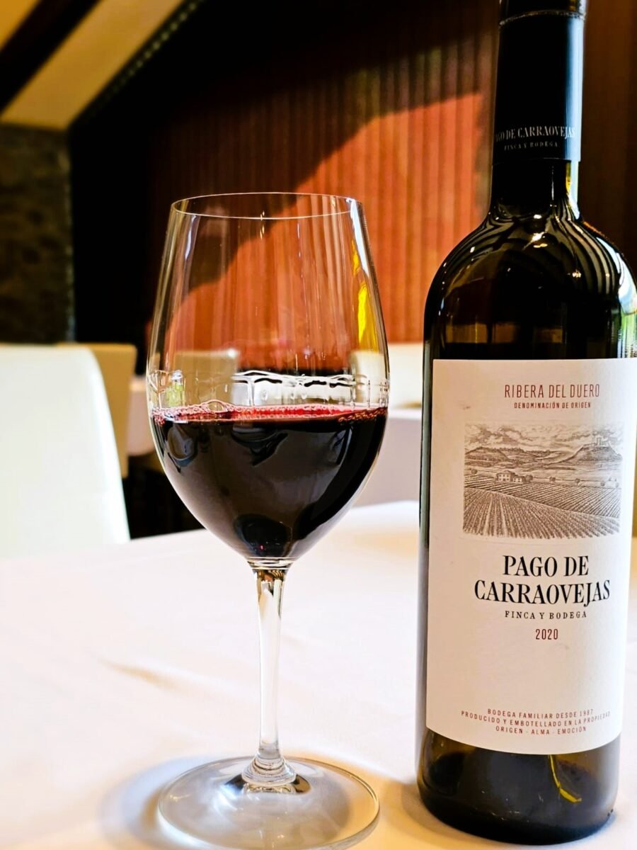 Pago de Carraovejas es un tinto clásico de Ribera del Duero elaborado con un coupage de tinto fino (tempranillo), cabernet sauvignon y merlotes