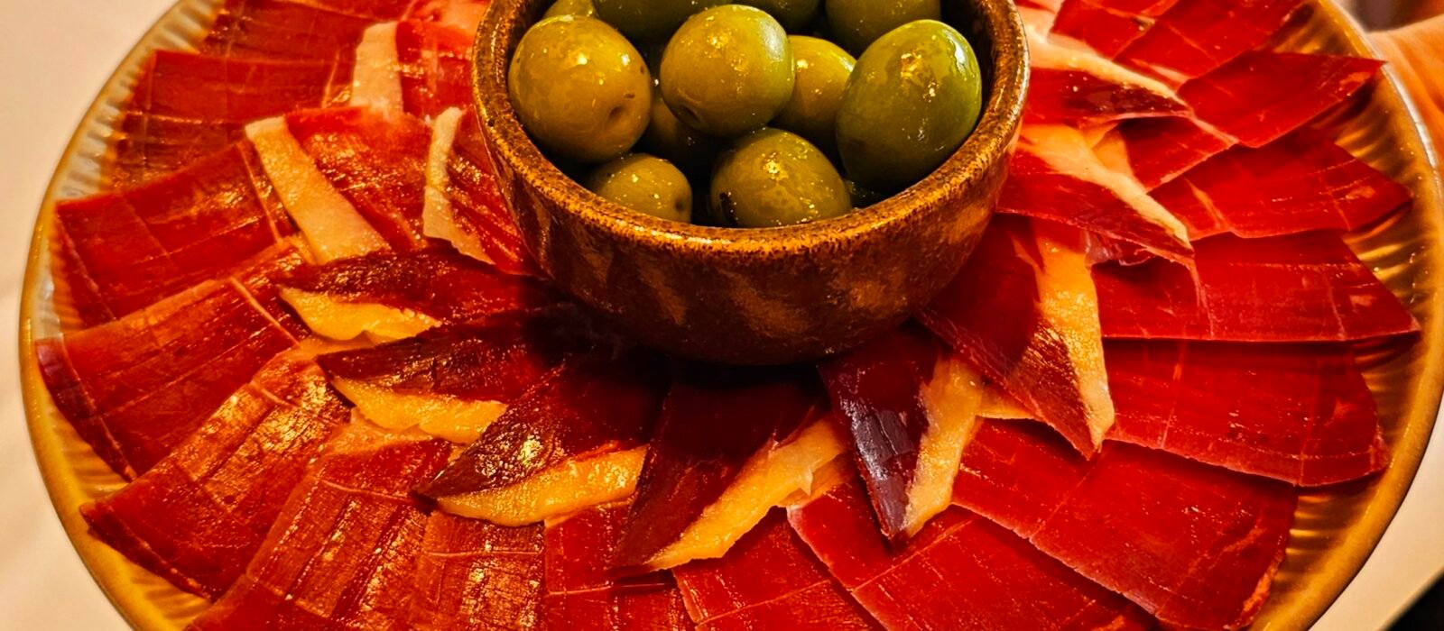 BORDA XIXERELLA Restaurante Épico: Una Experiencia Culinaria Inolvidable. Mi visita a la borda fue nada menos que excepcional. Desde el momento en que nos sentamos en la mesa , fuimos recibidos con un servicio impecable y una atmósfera acogedora