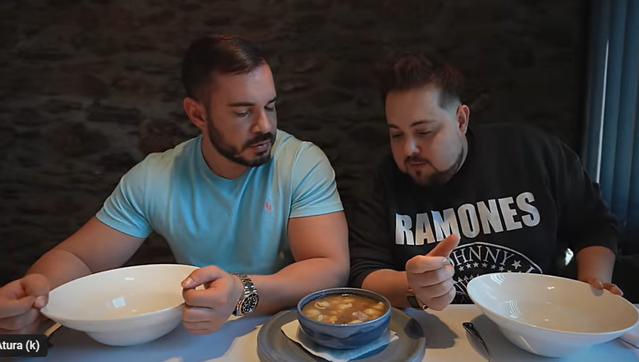 Cenando con Pablo y Marc Dias Xef. Cocina de andorra como caracoles, trinxat, etc. Se llama Borda Xixerella y está a unos 15 min de Andorra la Vella