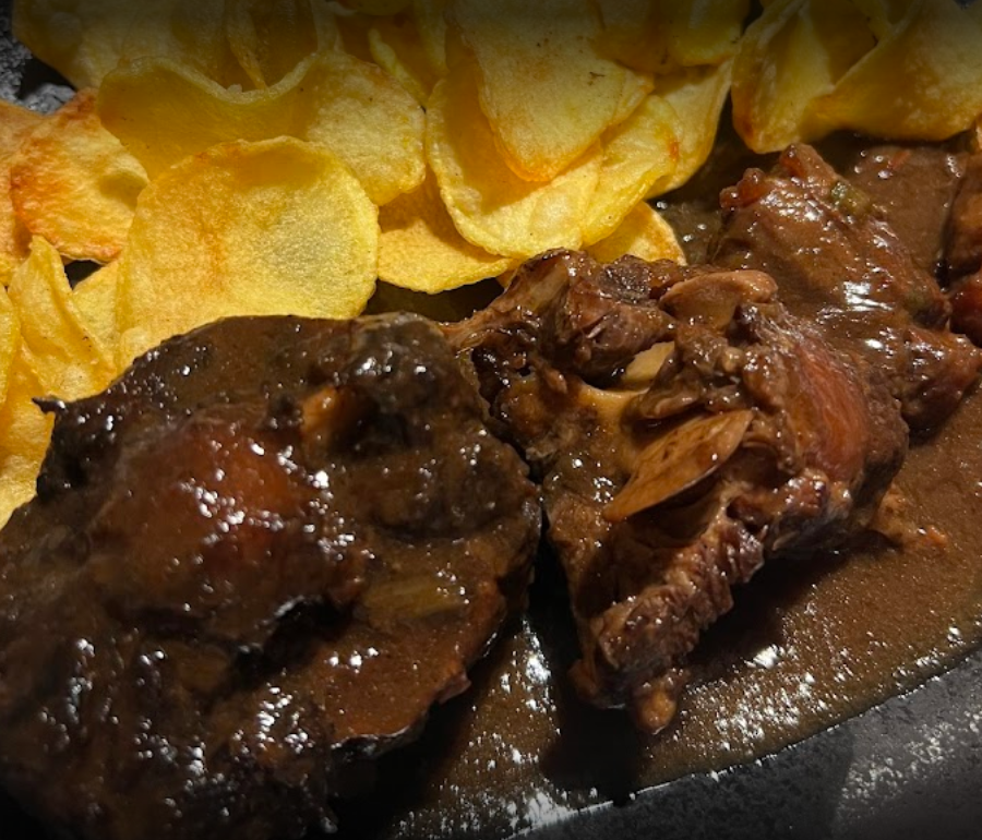 Borda Xixerella. Tradició i sabor. Galta de vedella confitada amb salsa de Porto, melosa i intensa, cuinada amb paciència per fondre’s a la boca.