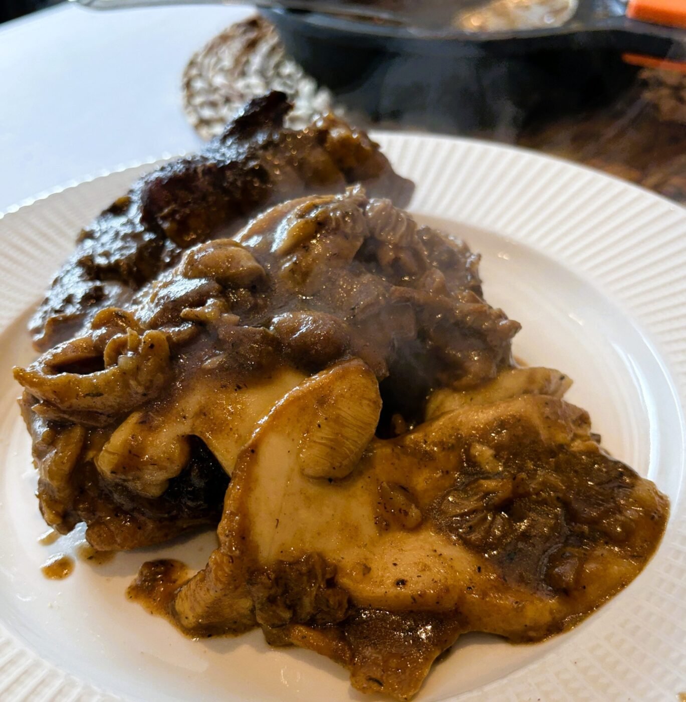 Gaudeix de la cuina tradicional d’Andorra amb la Cassola de Peus de Porc guisats amb bolets del nostre xef Paulo.