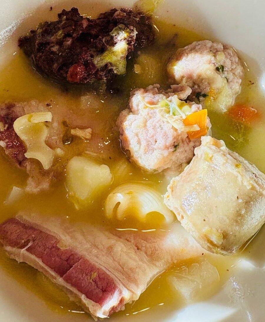 deixa’t portar pels sabors autèntics de la nostra escudella i carn d’olla, preparada amb amor i dedicació pel nostre xef Paulo.