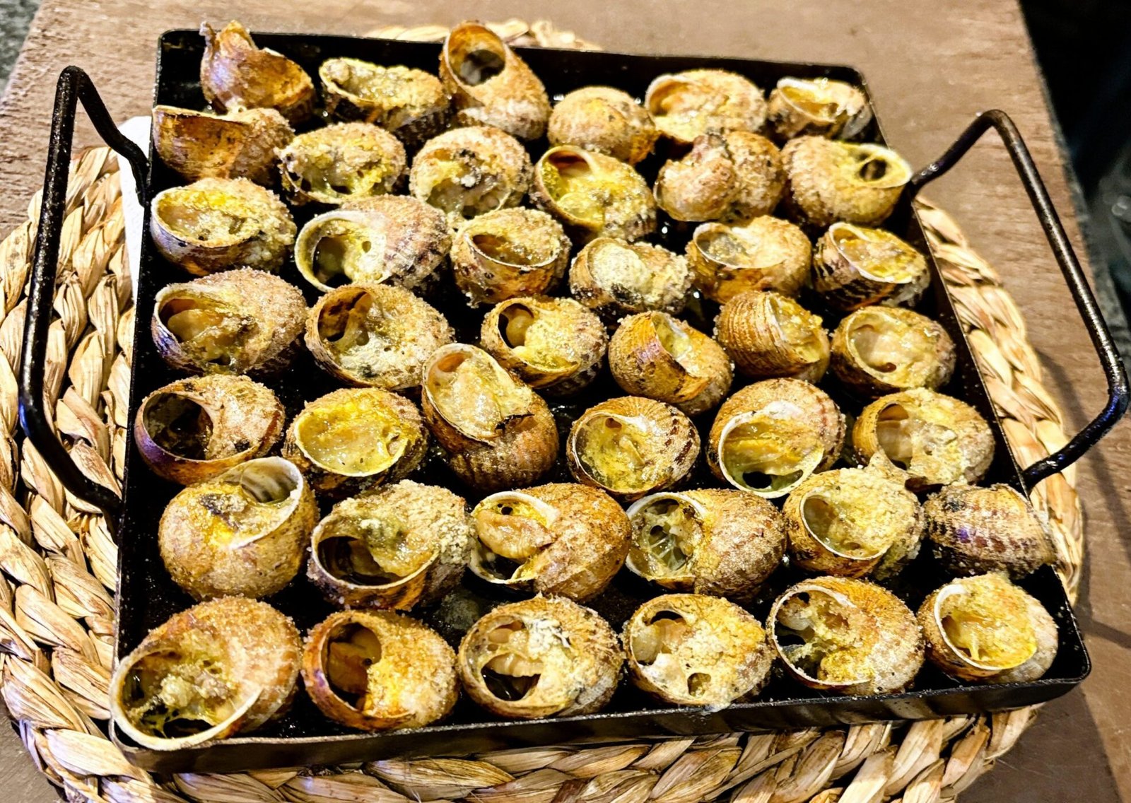 Vine a degustar els nostres magnífics cargols a la llauna al Restaurant BORDA XIXERELLA d’Andorra.