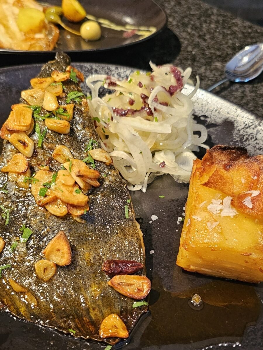 💫 Ara, amb el nostre Xef Paulo, oferim una gran selecció de peix fresc cuinat al forn, a la planxa o a la brasa. 🐟🔥