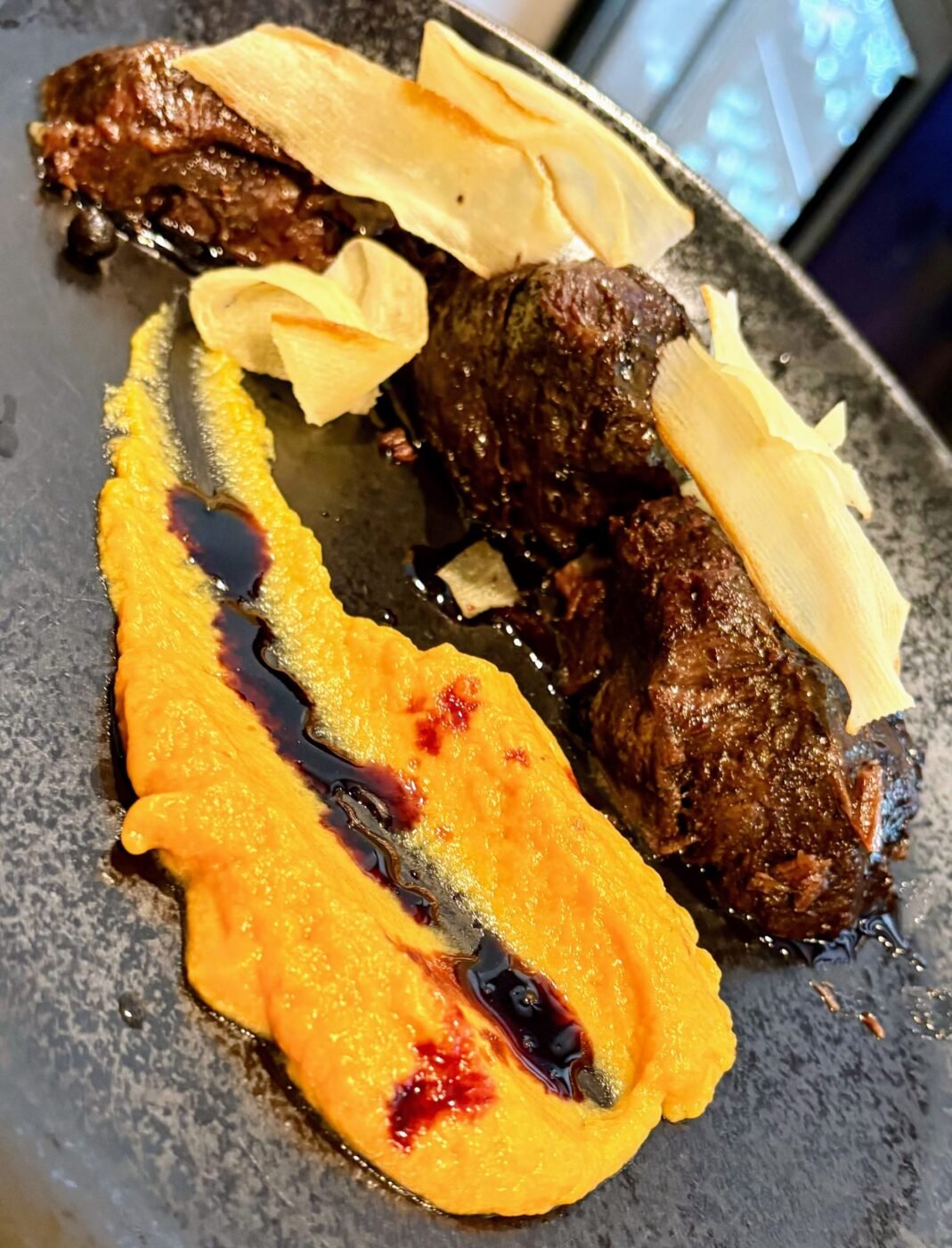 Galta de Vedella Confitada amb Salsa de Porto i Parmentier de Moniato. Una exquisidesa a Borda Xixerella! 🏔️✨🍽️🔥
