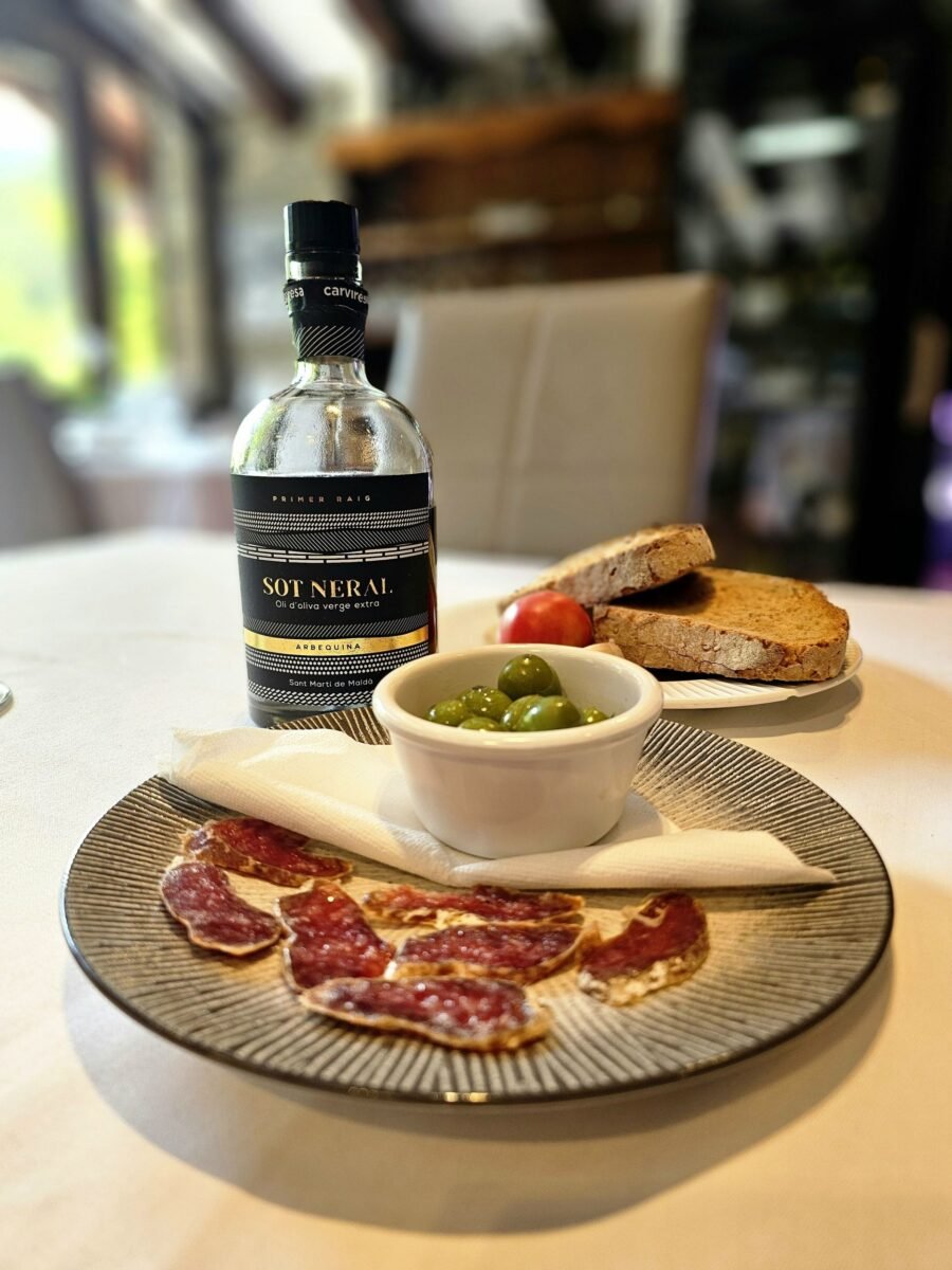 Comença amb un gest senzill: pa torrat, tomàquet d’amanir, un toc d’all i… l’or líquid de casa nostra: l’oli SOT NERAL. Oli d’oliva verge extra d’arbequina 🫒🔥