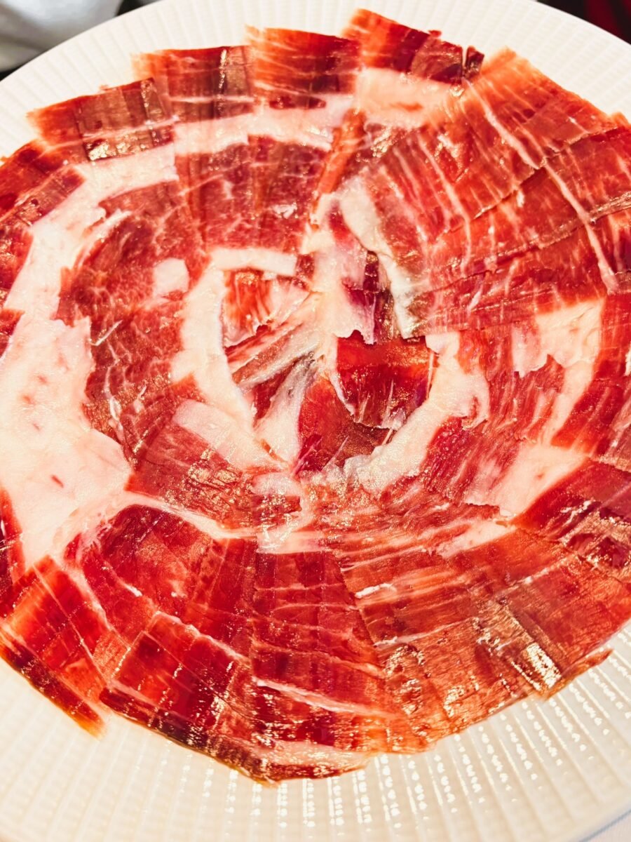 Descubre en cada bocado la autenticidad, la pureza y la excelencia de uno de los mejores jamones ibéricos de Bellota del mundo, solo en la Borda Xixerella.